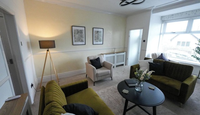 Cosy 3-Bed Home | Parking | Ideal for Work Stays