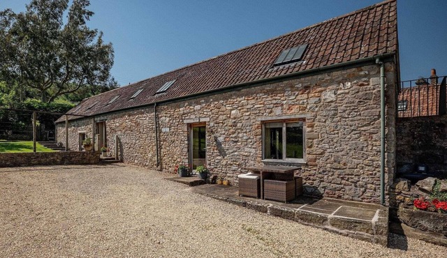 Cosy Barn Conversion with Patio & Private Parking