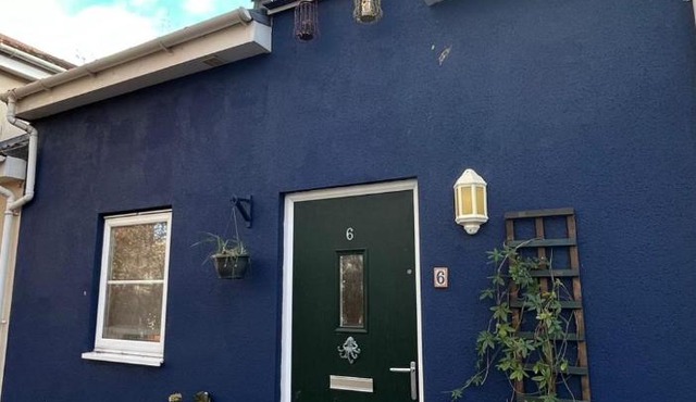 Cosy Blue Riverside Bristol Home