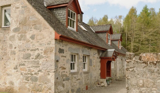 Cosy, newly renovated five bedroom cottage in the Highlands. Pet friendly!