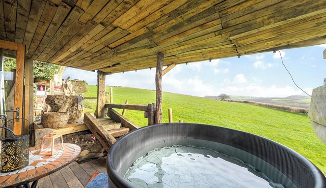 Cosy Rustic Cabin With hot tub and Country Views