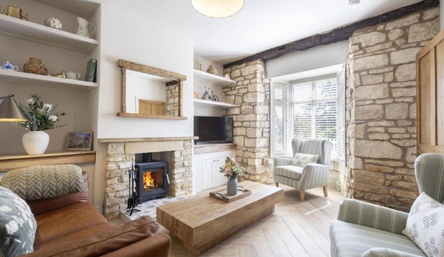 Cosy Teapot Cottage in Winchcombe with Log Burner