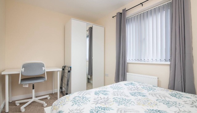 Cosy Two Bedroom House with Driveway Parking and G in Wolverhampton