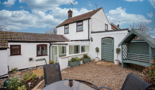 Cosy Village Cottage, 5 Mins to Beach, Sleeps 4, Dog Friendly