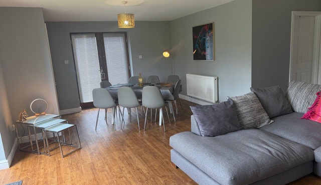 Cottage Sleeps 8 - Garden, Bbq, Pet-Friendly