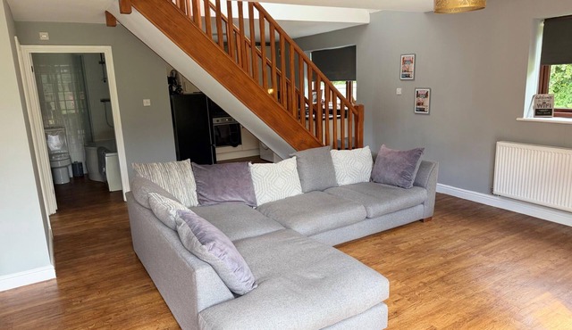 Cottage Sleeps 8 - Garden, Bbq, Pet-friendly