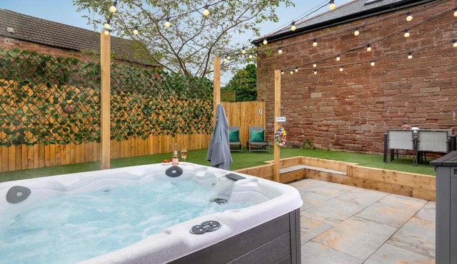 Countryside Cottage with HOT TUB, Nr Village pubs, Walks & Cycle Routes