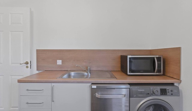 Cozy Edinburgh 2BR With CAR Parking