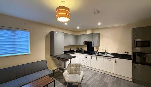 Cozy Modern Retreat in Egham