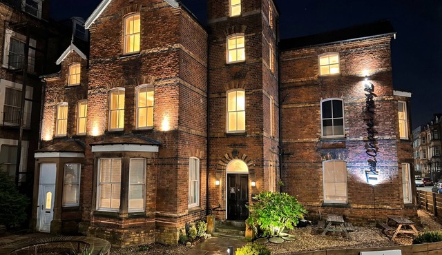 CRAVEN SUITE, romantic, country holiday cottage in Scarborough