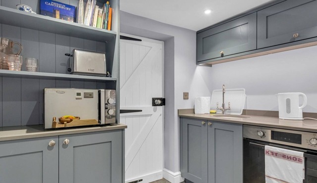 Cute and cosy home in the centre of Canterbury. - Pass the Keys