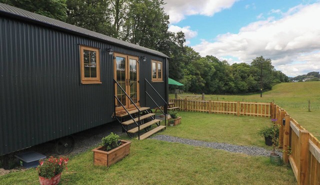 CWTCH 2, pet friendly, with a garden in Llandeilo