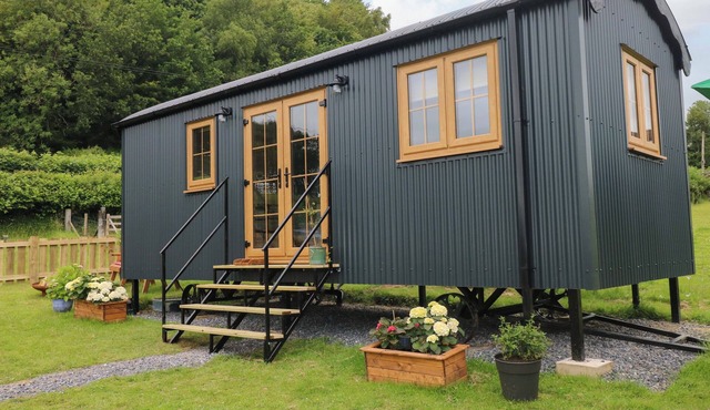 CWTCH Y BUGAIL 1, pet friendly, with a garden in Llandeilo