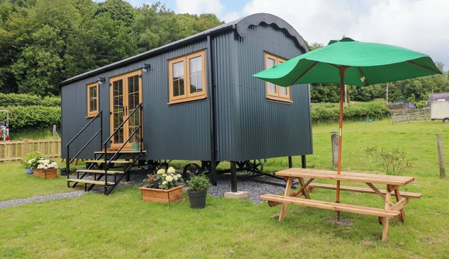 CWTCH Y BUGAIL 2, pet friendly, with a garden in Llandeilo