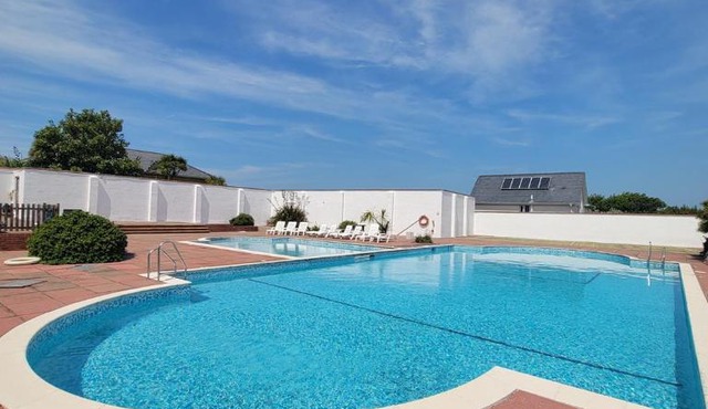 Cwtch y Môr - Spacious 3 bed, sea & mountain views with outdoor pool summer in Holyhead