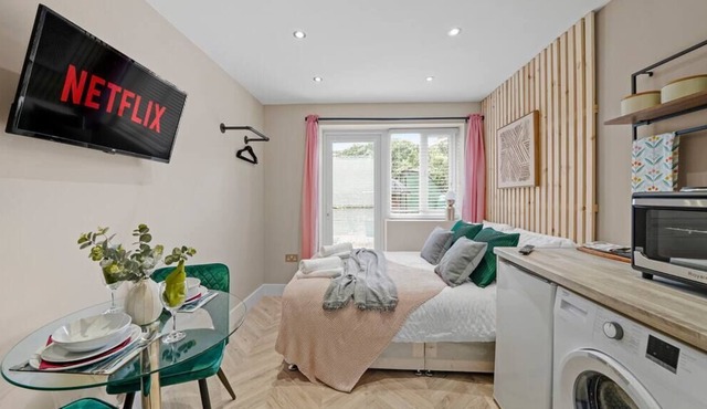Deluxe Heathrow Studio - Parking- Flat 2