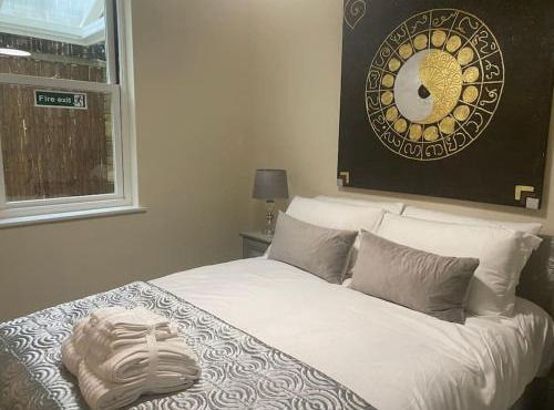 Dorset villa flat 1 at Pittville Lawn in Gloucestershire