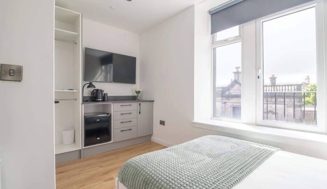Double Ensuite Room + Shared Kitchen + Fast Wi-Fi