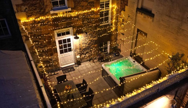 Dream Stays Bath - Trim Street Townhouse with Hot tub