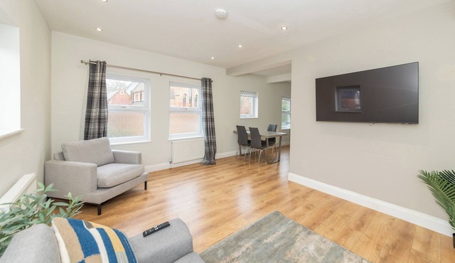 Duplex Apartment - Modern & Convenient - Pass the Keys in Reading