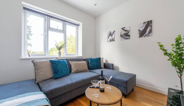 Ealing 3 Bath Flat with Parking 10 mins to Station in London