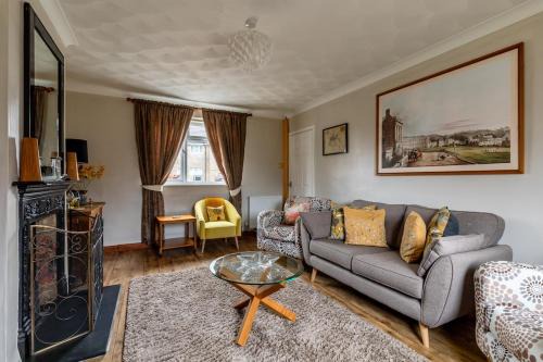 Easter Grove - 3-Bed House with Garden & Parking - 15 min to Bath Centre