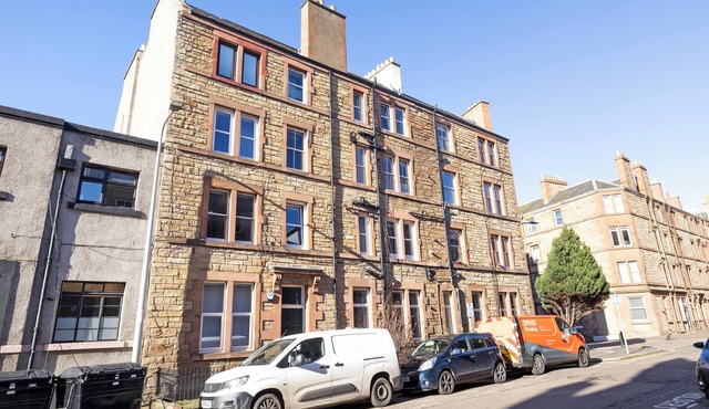 Elegant 2-Bed Flat with Edinburgh Charm