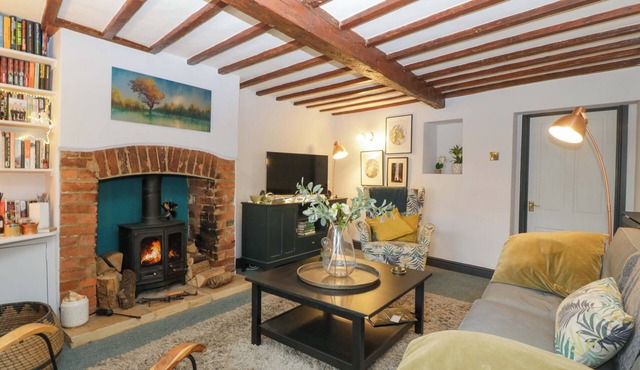 ELM COTTAGE, pet friendly, with open fire in Moreton-In-Marsh