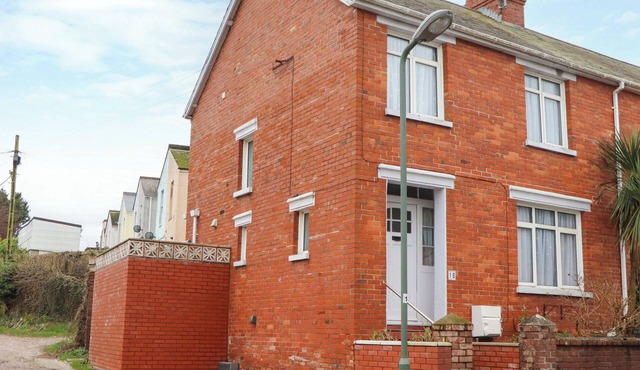 ELMBANK GARDENS, pet friendly, country holiday cottage in Paignton
