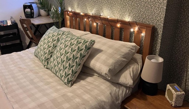 Ensuite Victorian Double, excellent transport links