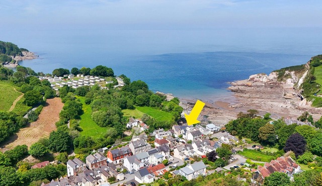 Fabulous Seafront House with 2 free parking spots, right on the beach in Combe Martin