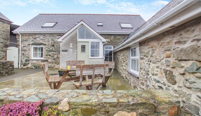 Fferm Cwt Drecs - Three Bedroom House, Sleeps 6