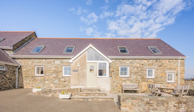 Fferm Y Beudy - Four Bedroom House, Sleeps 8