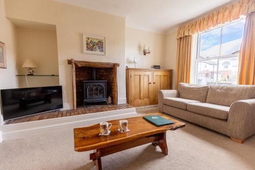 FIR TREE COTTAGE - Cosy 3 Bed Cottage in Penrhyn Bay with Beautiful Sea Views and Access to Snowdonia