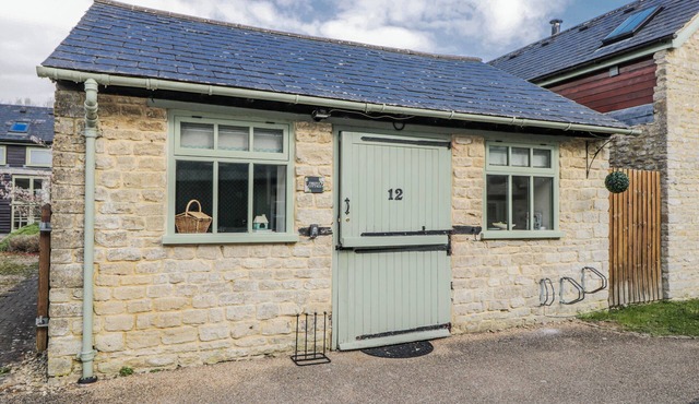 FIREFLY COTTAGE, pet friendly, with pool in Somerford Keynes