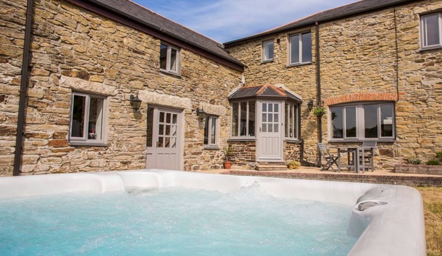 FIVE ELEMENTS FARMHOUSE, pet friendly, with hot tub in St Agnes
