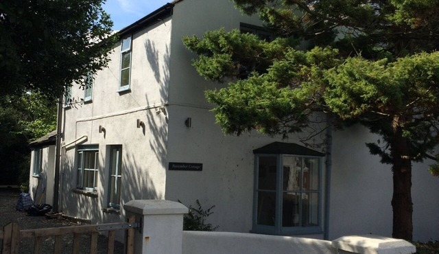 For Families, Couples, Groups & Dogs 17th Century Cottage with off road parking