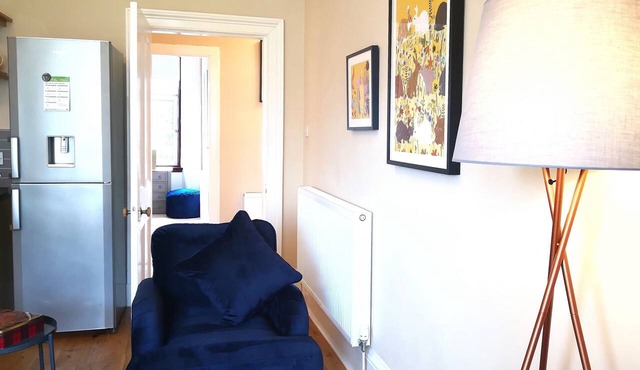 Forth View Apartment - an apartment that sleeps 6 guests in 3 bedrooms