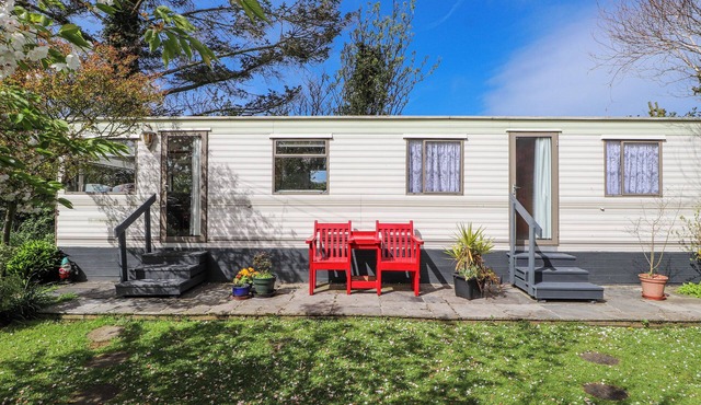 FRON DDERW CARAVAN, family friendly, with a garden in Llanfechell in Holyhead