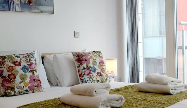 Fully Serviced Two Bed Apartment by ExCeL & O2