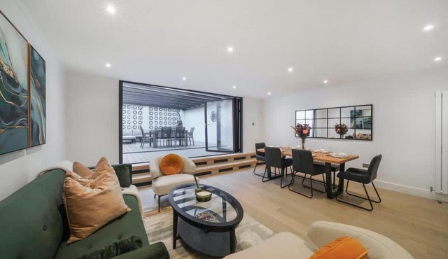 Generous 3-Bed Split-Level Apartment