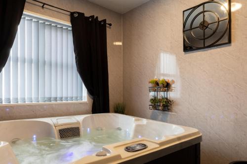 Getaway Accommodation with Pool Table and Jacuzzi!