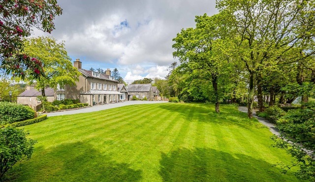 Gorwel-Bryn-Hir - a self catering cottage that sleeps 18 guests in 9 bedrooms