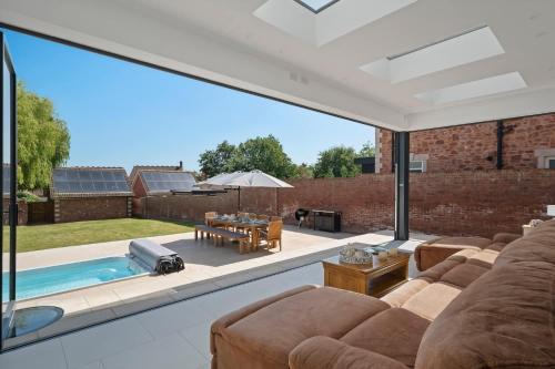 Grand Victorian Home Swim Spa Garden & Parking
