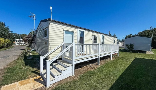 Great caravan with WiFi and decking at Dovercourt Holiday Park ref 44806C