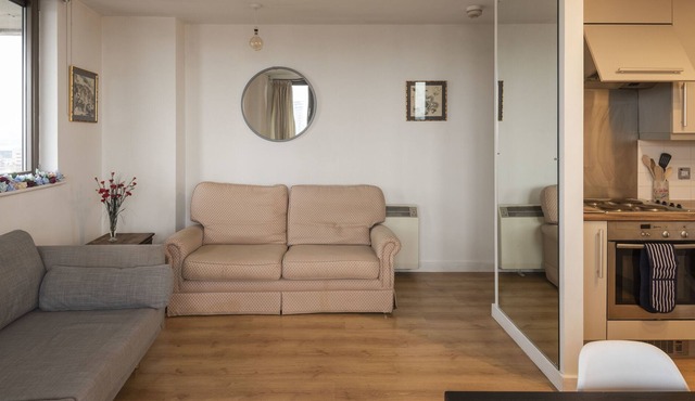 GuestReady - East London Skyscraper Flat with Stunning Views