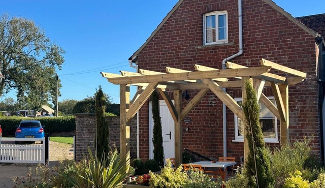 Harvest - a cottage that sleeps 4 guests in 2 bedrooms with Mediterranean courtyard
