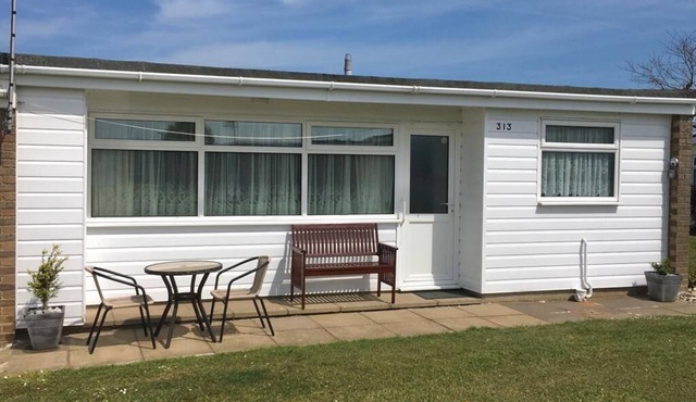 Hemsby Holiday Chalet, sleeps 4, bed linen provided, WiFi & free electric.