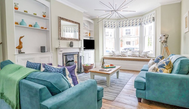 HERON HOUSE, SOUTHWOLD, pet friendly, with open fire in Southwold