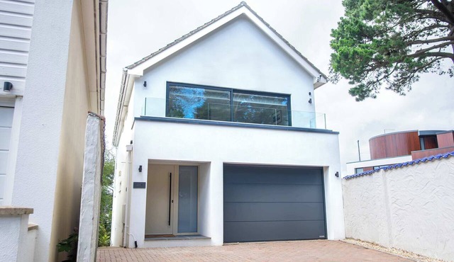High Tides Elegant 5-Bedroom Villa in Sandbanks